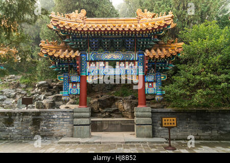 Gate nel Parco Beihai, Pechino, Cina Foto Stock