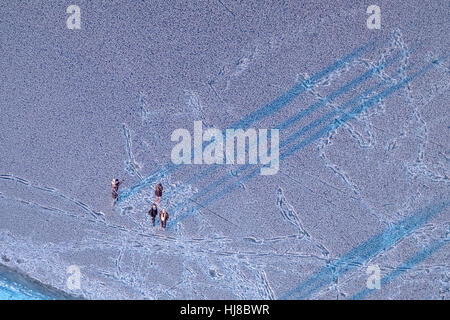 Sandbank con ghiaccio sulla riva meridionale, sconsiderate ignaro passeggini sul ghiaccio sottile, inverno meteo acqua bassa ad Möhnesee Foto Stock