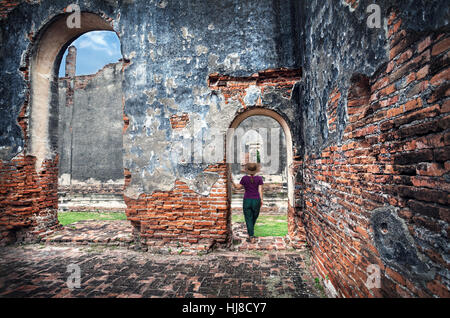 Donna in hat guardando antichi rovinato in Lopburi, Thailandia Foto Stock