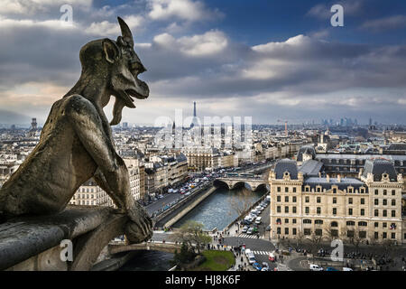 Gargoyle statua sulla Cattedrale di Notre Dame e dello skyline della città, Parigi, Francia Foto Stock