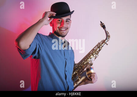 Ritratto di un sorridente sassofonista Foto Stock