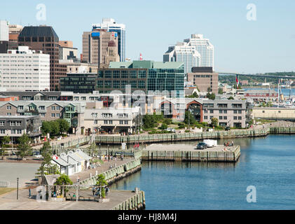 La vista di Halifax lungomare della città con un centro in uno sfondo (Nova Scotia, Canada). Foto Stock