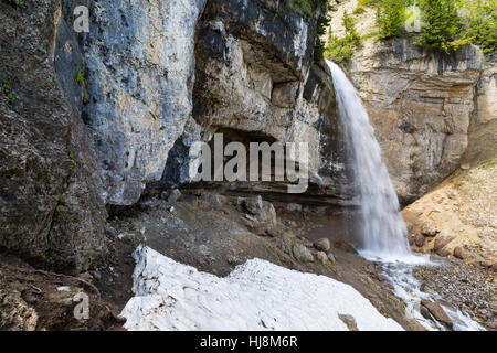 Una cascata versando su di una scogliera sotto la Grotta del Vento nel Teton Mountains. Jedediah Smith Wilderness, Wyoming Foto Stock