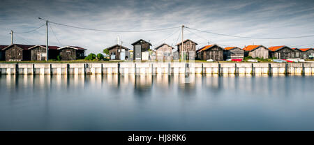 Capanne di legno lungo il lungomare, Gujan-Mestras, Gironde, Francia Foto Stock