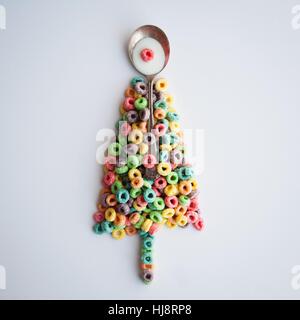 Conceptual albero di Natale fatto di cereali per la prima colazione Foto Stock