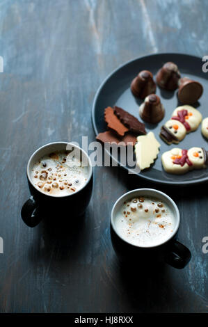 Due tazze di caffè con cioccolatini di Natale Foto Stock