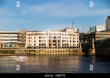 Vignaiolo il posto e il vignaiolo's Hall, Upper Thames Street, London EC4 sul terrapieno e Southwark Bridge, vista lungo il fiume Tamigi, Londra Foto Stock