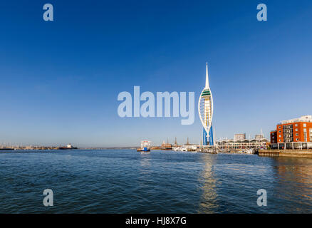 Emirati Spinnaker Tower in Gunwharf Quays, Portsmouth Porto, Portsmouth, Hampshire, Inghilterra del sud in una giornata di sole con cielo blu chiaro Foto Stock