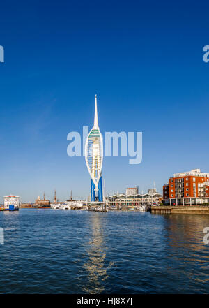 Emirati Spinnaker Tower in Gunwharf Quays, Portsmouth Porto, Portsmouth, Hampshire, Inghilterra del sud in una giornata di sole con cielo blu chiaro Foto Stock