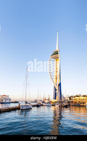 Emirates Spinnaker Tower, Gunwharf Quays, Portsmouth, Hampshire, Inghilterra meridionale nel tardo pomeriggio o la sera presto luce Foto Stock