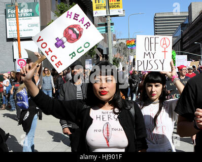 Le donne ricoprono i segni come essi partecipano le donne del marzo a Los Angeles, in California, il 21 gennaio 2017. Foto Stock