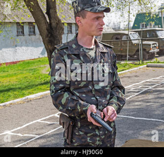 Dnepropetrovsk, Ucraina - 18 Novembre 2013: arsenale militare istruttore esercito ucraino Foto Stock