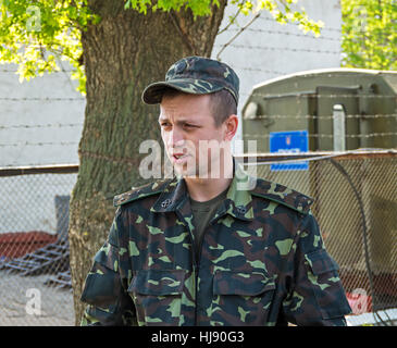 Dnepropetrovsk, Ucraina - 18 Novembre 2013: arsenale militare istruttore esercito ucraino Foto Stock