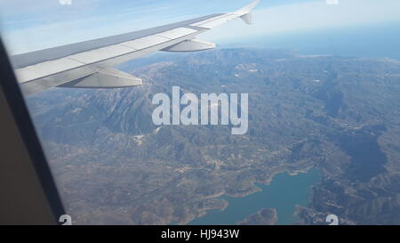 Vinuela lago e monte Tejeda in Sierra de Tejeda in Andalusia, Spagna. Vista aerea raffigurato dall'aeromobile. Montare Tejeda (2069 metri), noto anche come La Maroma è la vetta più alta nella Sierra de Tejeda e regione di Axarquia. Il Vertice è visto direttamente sotto l'ala di un velivolo. Il Mare Mediterraneo è visibile in lontananza. Foto Stock