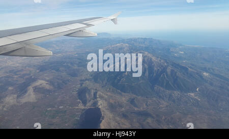 Montare Tejeda in Sierra de Tejeda in Andalusia, Spagna. Vista aerea raffigurato dall'aeromobile. Montare Tejeda (2069 metri), noto anche come La Maroma è la vetta più alta nella Sierra de Tejeda e regione di Axarquia. Il villaggio di Ventas de Zafarraya è visto in primo piano. Il Mare Mediterraneo è visibile in lontananza. Foto Stock