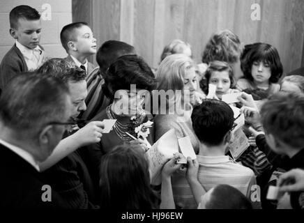 Annie Glenn (indossando fiore) milita a favore di John Glenn nel 1964 Foto Stock