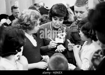 Annie Glenn milita a favore di John Glenn nel 1964 Foto Stock