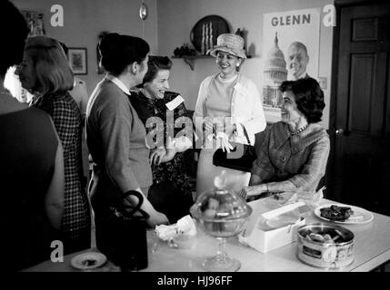 Annie Glenn, destra, milita a favore di John Glenn nel 1964 Foto Stock