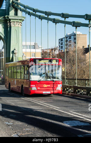 Un bus 485 attraversando Hammersmith Bridge nella zona ovest di Londra, Inghilterra, Regno Unito. Foto Stock