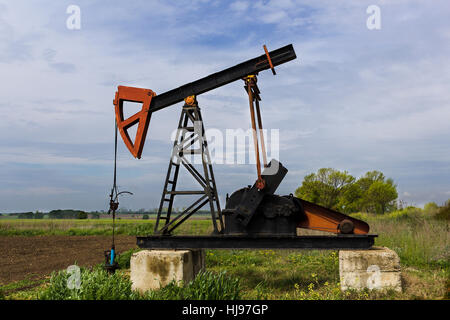 Olio di piccole pompe di derrick petrolio sul campo, Bulgaria Foto Stock