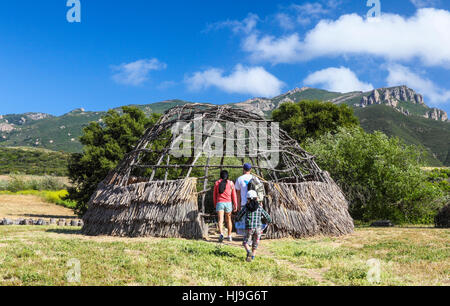 Visitatori avvicina Chumash abitazione ricostruito a Rancho Sierra Vista/Satwiwa in Santa Monica Mountains Foto Stock