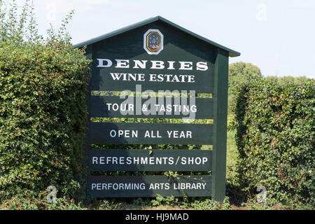 Segno di ingresso al Denbies Wine Estate, London Road, Dorking, Surrey, Regno Unito Foto Stock