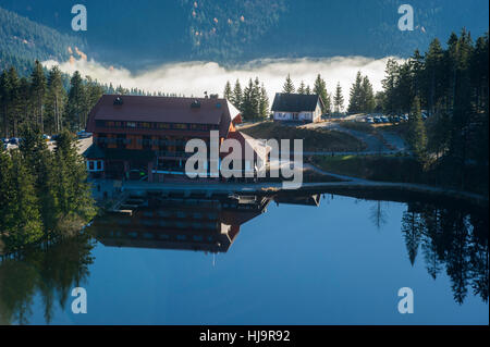 Mummelsee con berg hotel,seebach Foto Stock