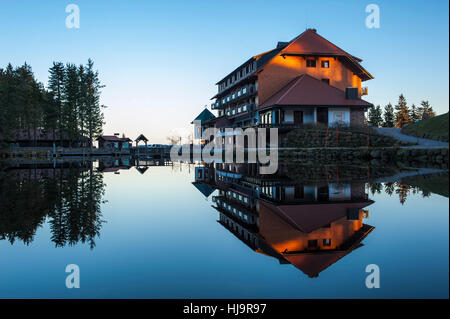 Mummelsee con berg hotel,seebach Foto Stock