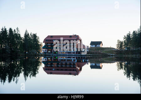 Mummelsee con berg hotel,seebach Foto Stock