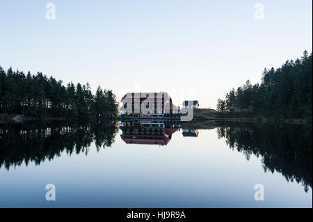 Mummelsee con berg hotel,seebach Foto Stock