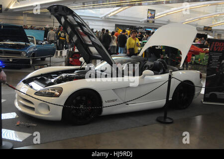 Un bianco 2004 Dodge Viper Mamba edition. Un hard top cabrio con rivestimento nero e cerchioni della ruota Foto Stock