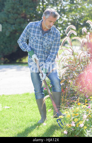 Facendo qualche giardinaggio Foto Stock