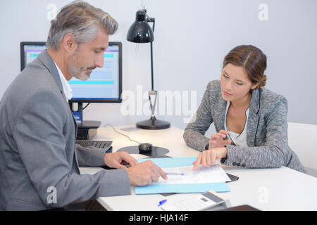 L uomo e la donna a discutere dei documenti di office Foto Stock