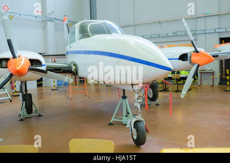 Aeromobili parcheggiati in hangar Foto Stock