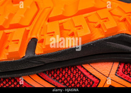 Close up prendere della suola di un cross country trainer in esecuzione scarpa Foto Stock