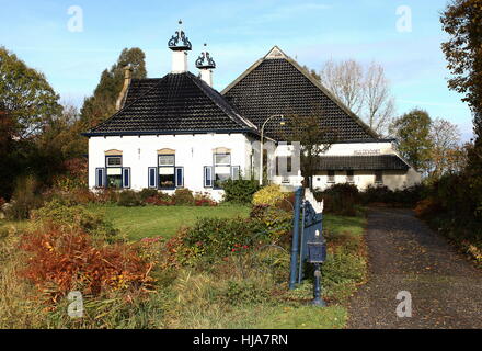 Hulzevoort tradizionale del XIX secolo casa colonica e fienile, città di Bedum, provincia di Groningen, Paesi Bassi del Nord Foto Stock