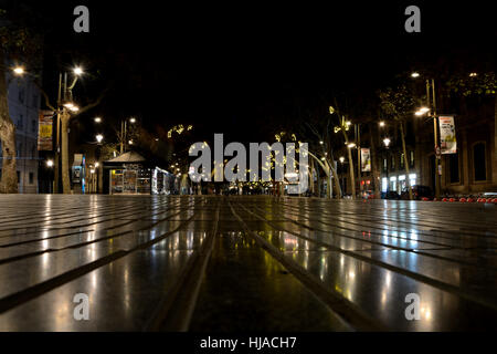 Barcellona, Spagna - 1 Dicembre 2016: La Rambla street di notte a Barcellona, Spagna. Persone non identificate visibile. Foto Stock