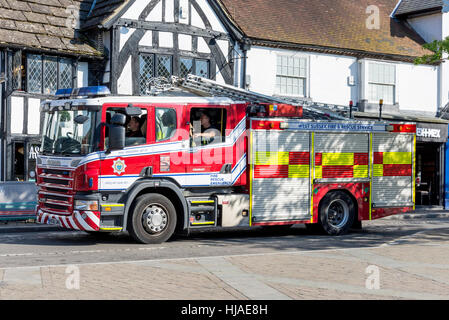 West Sussex Fire & Rescue Service engine, High Street, Crawley, West Sussex, in Inghilterra, Regno Unito Foto Stock