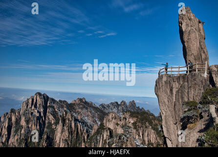 Parte superiore del mondo, guarda i picchi di Huangshan Parco Nazionale di Anhui, Cina Foto Stock