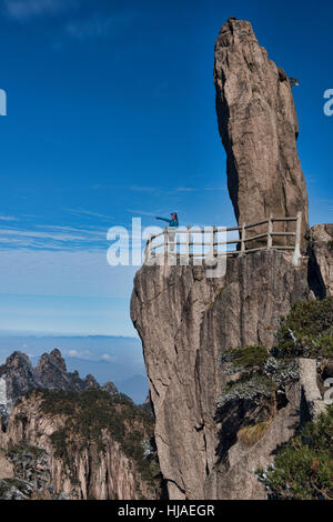 Parte superiore del mondo, guarda i picchi di Huangshan Parco Nazionale di Anhui, Cina Foto Stock