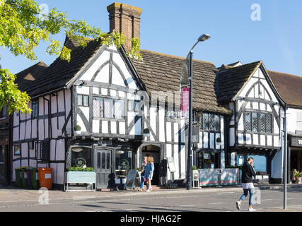 Chiedere al ristorante Italiano nel XV secolo edificio con travi di legno, High Street, Crawley, West Sussex, in Inghilterra, Regno Unito Foto Stock