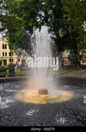 Fontana con luci e acqua che sgorga, una vita dando oltre a qualsiasi inner city park, Olav Ryes plass, Grünerløkka Oslo Norvegia Foto Stock