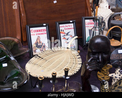 Vestkanttorget, Oslo Norvegia, settimanale mercato delle pulci e bancarelle di antiquariato di sabato con una variegata selezione, incorniciato advertizement Guinness Foto Stock