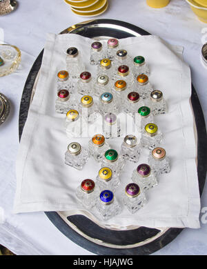 Vestkanttorget, Oslo Norvegia, settimanale mercato delle pulci e bancarelle di antiquariato di sabato con una selezione eterogenea, sale agitatori con cime di smalto Foto Stock