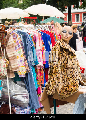 Vestkanttorget, Oslo Norvegia, settimanale mercato delle pulci e bancarelle di antiquariato di sabato con una variegata selezione Foto Stock
