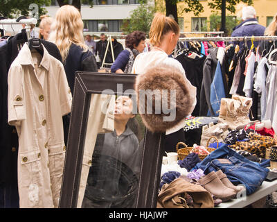 Vestkanttorget, Oslo Norvegia, settimanale mercato delle pulci e bancarelle di antiquariato di sabato con una variegata selezione Foto Stock
