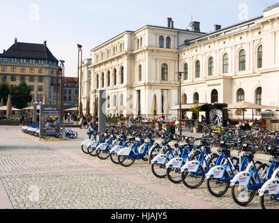 Christian Frederiks plass fuori Østbanehallen in Oslo Norvegia vanta ristoranti all'aperto e city bike Parcheggio per una auto centro libero Foto Stock