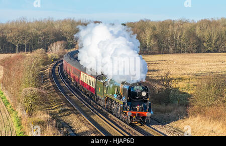 Motore a vapore 34046 Braunton su un vapore sogni di carta è visto passando Charing, Ashford, Kent, England, Regno Unito Foto Stock