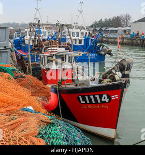 La flotta di pesca Whitstable Porto industria pesce Kent England Foto Stock