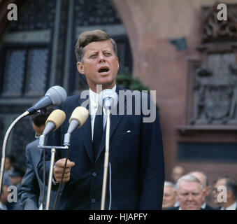 Il presidente statunitense John Fitzgerald Kennedy dà un discorso di fronte al municipio Römer di Francoforte durante la sua visita in Germania nel giugno 1963. Foto Stock